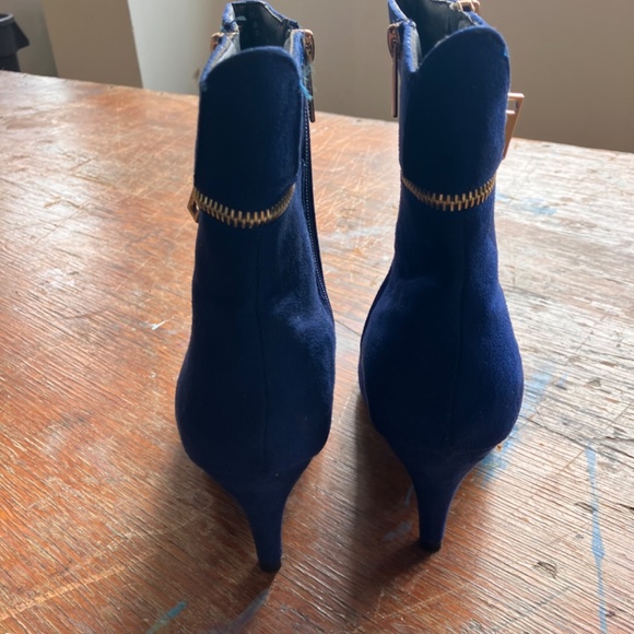 Avenue faux suede blue booties - Picture 2 of 8